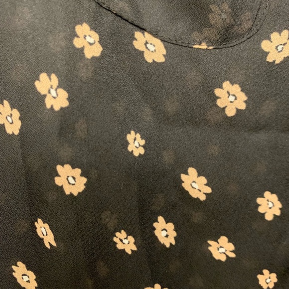 🌸 Floral Loft Blouse 🌸 - Picture 3 of 4